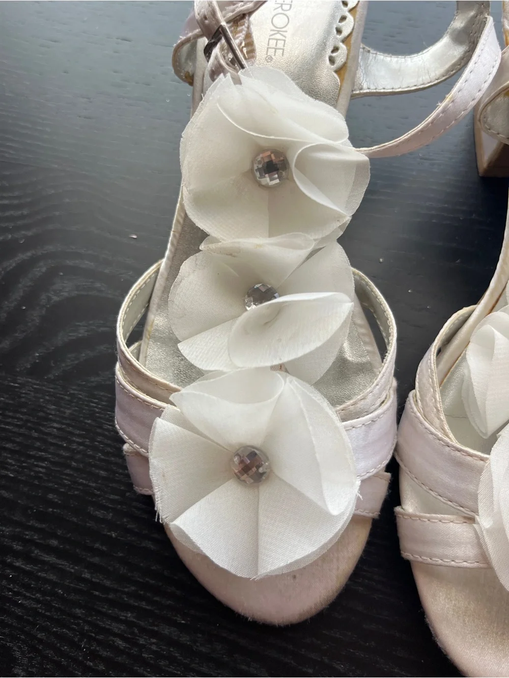 Cherokee White Faux Silk Flower Rhinestone Block Heel Sandals Dress Shoes Size 4
